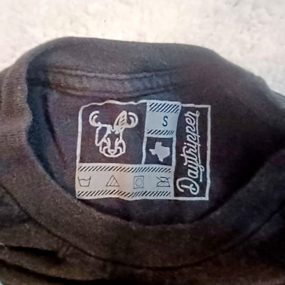 Daytripper Men's black tee - Picture 4 of 5